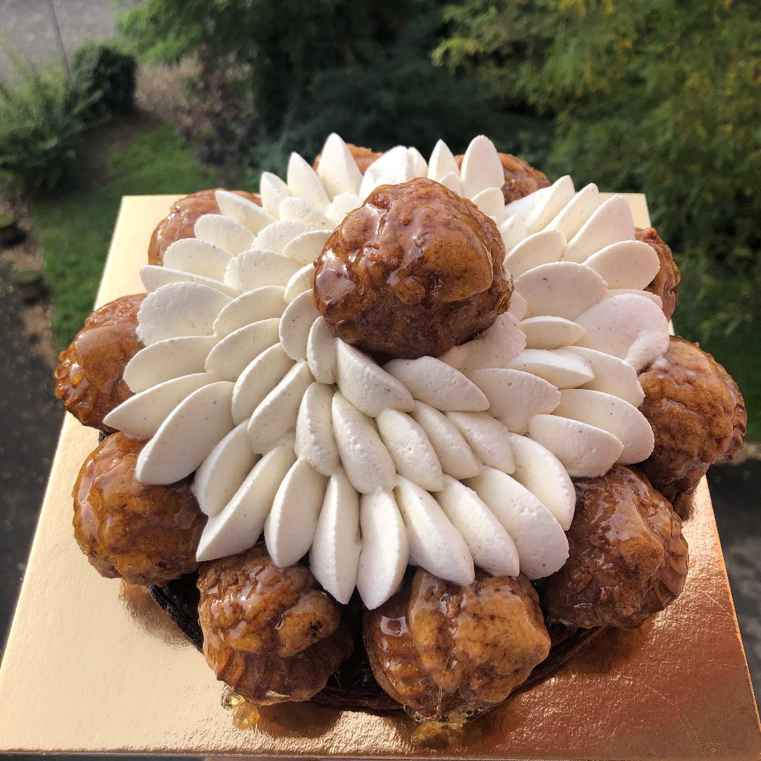 Saint-Honoré – Gâteau Majestueux au Pâté Feuilleté et Choux Caramélisés