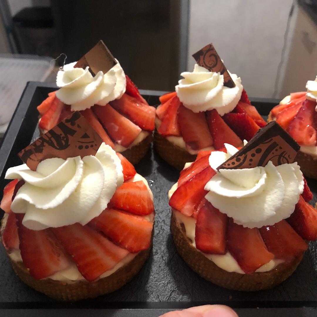 Tarte aux fraises artisanale – Pâte sucrée, crème vanille & chantilly